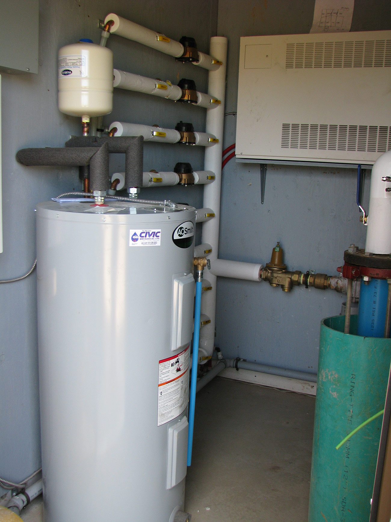 Hot water tank and piping installation